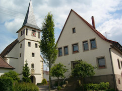 Evangelische Kirche mit Pfarrhaus